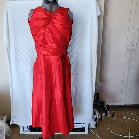 PENDING SALE MISS ANNE Size small 8 brilliant red satiny formal midi dress - Picture 2 of 9